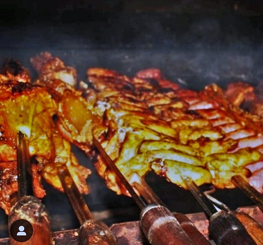 Espetos na churrasqueira